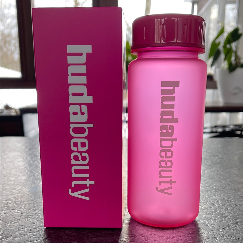 Huda Beauty Beauty is Self Made Water Bottle 550 ml / 18.59oz